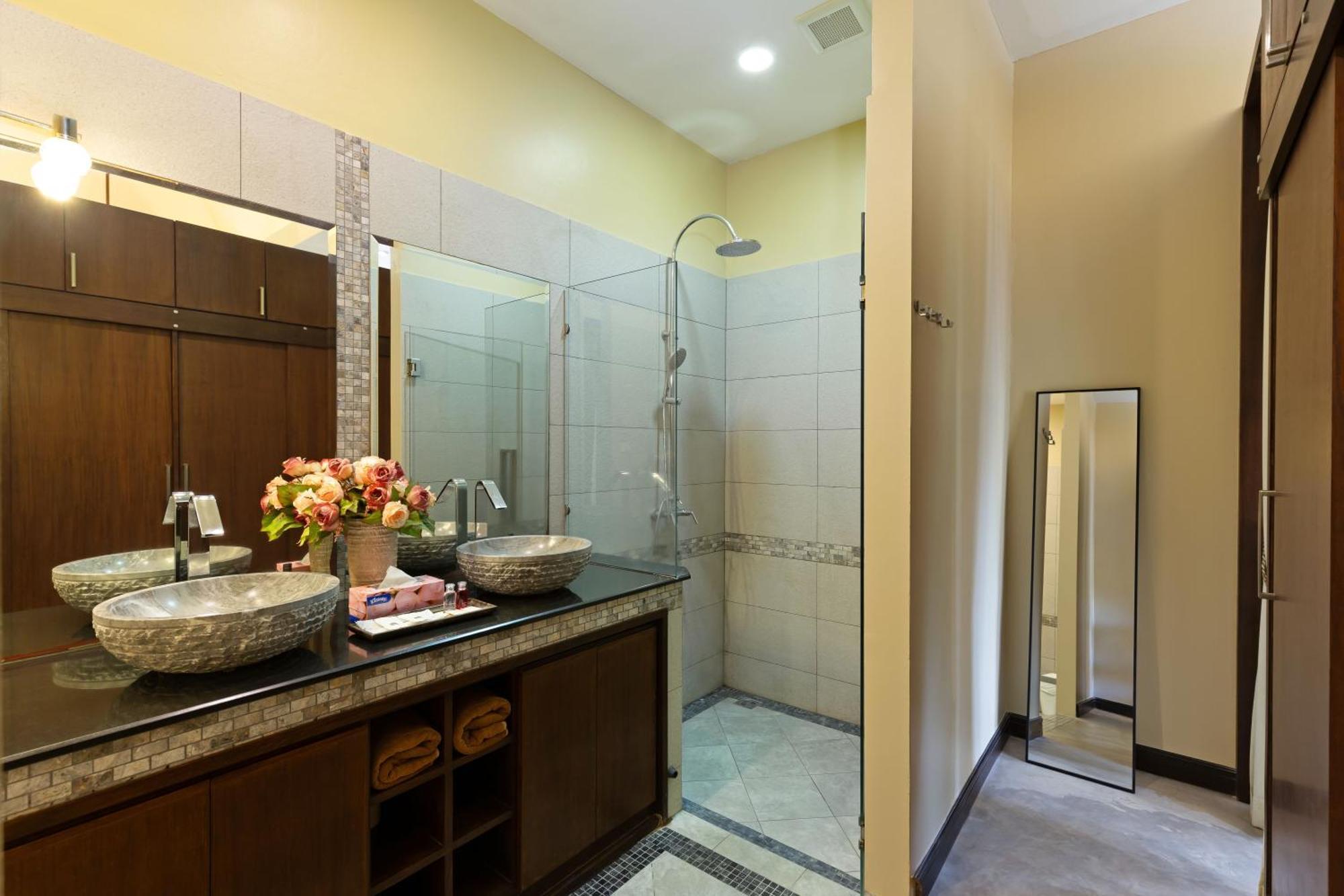 Extraordinary Courtyard 6Br Pool Villa Sri Suri, Naiharn Rawai 외부 사진